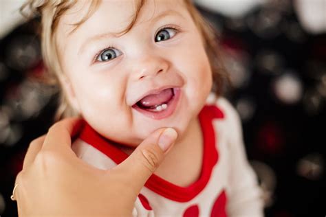 Bambino con un primo dentino