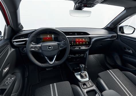 Interni Opel Corsa D con plancia illuminata
