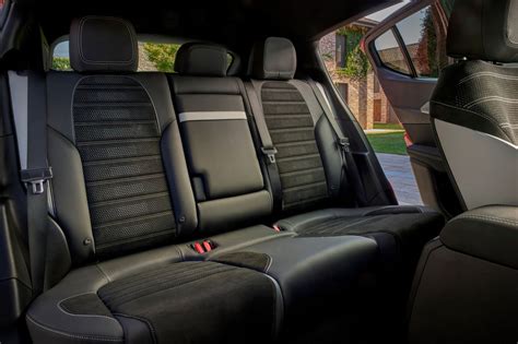 Interni della Nuova PEUGEOT 508 con sedili posteriori parzialmente ribaltati
