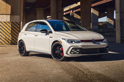 Volkswagen Golf GTI frontale con filetto rosso