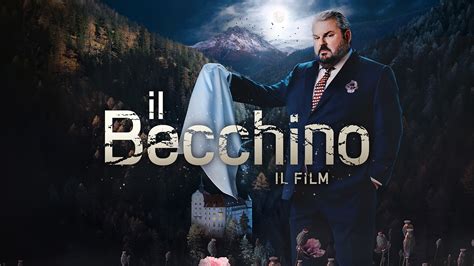 Massimiliano Donato nel ruolo del Becchino