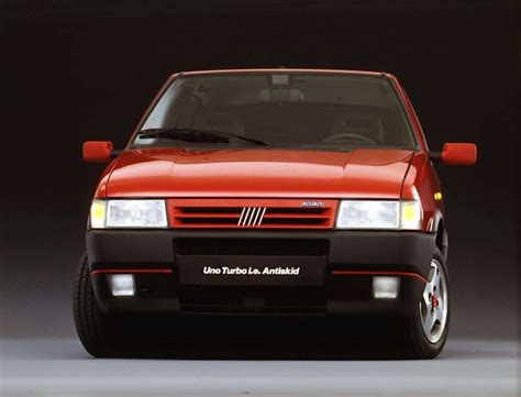 Interni di una Fiat Uno Turbo i.e. seconda serie con volante Momo