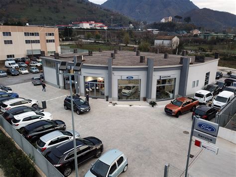 Concessionario Ford con auto in esposizione