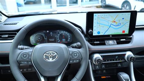 Toyota RAV4 dashboard con sistema di infotainment