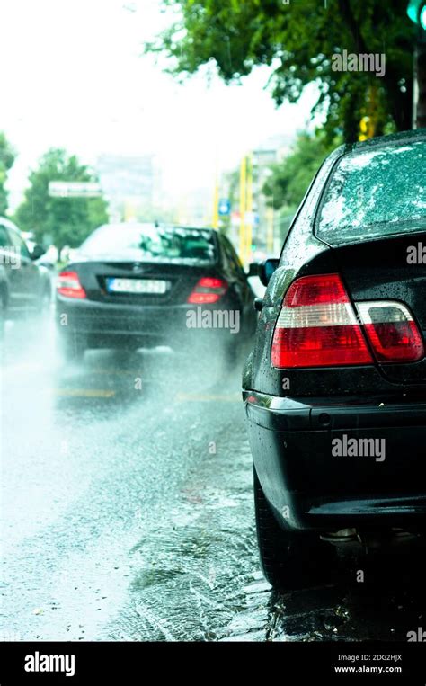 Auto parcheggiata all'aperto sotto la pioggia