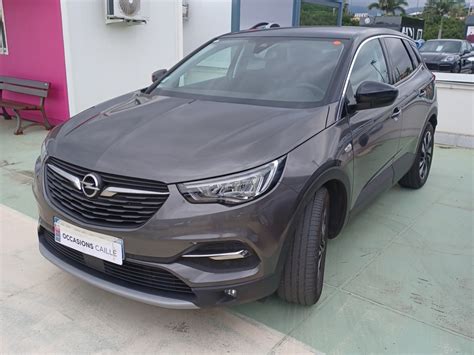Opel Grandland X coperta in un garage