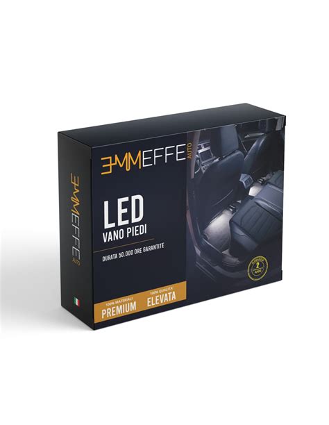 Installazione di strisce LED nel vano piedi dell'auto