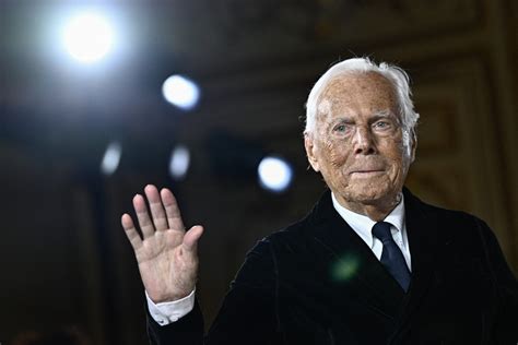 Giorgio Armani in un ambiente elegante