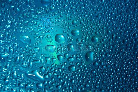 Serbatoio di un'auto con gocce d'acqua sul fondo