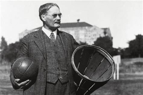James Naismith e il primo canestro