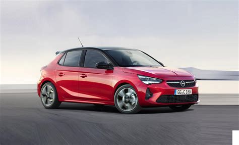 Opel Corsa GS Line in movimento con messa a fuoco sul raggio di sterzata