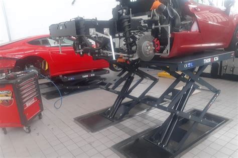 Officina personalizzata con sollevatori a marchio