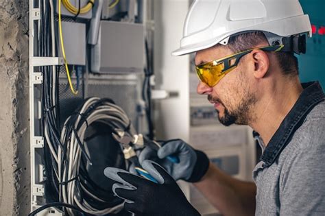 Tecnico che lavora su un veicolo elettrico su un sollevatore