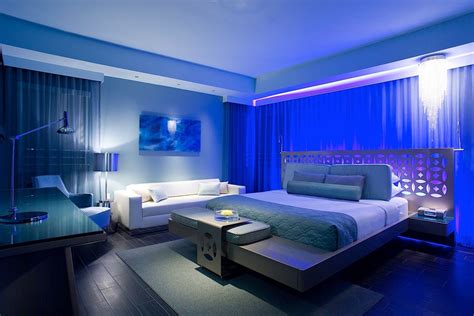Camera di hotel con elementi di design automobilistico