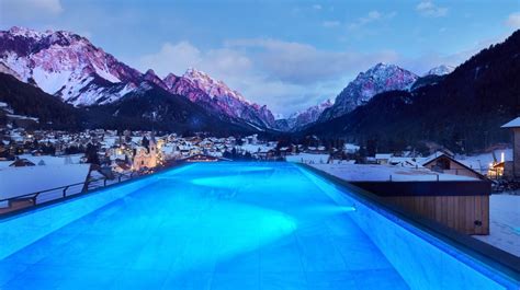 Piscina panoramica in un hotel di montagna con vista neve