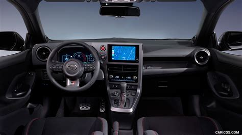 Dettaglio interni Yaris GR SPORT con logo GR