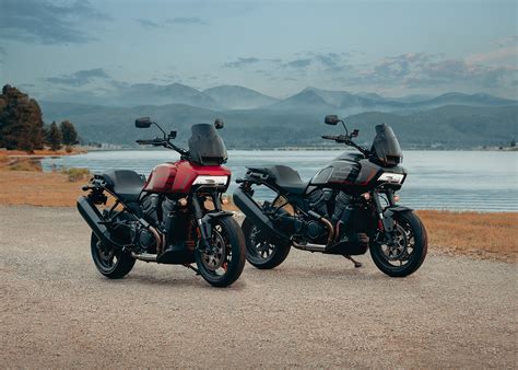 Harley-Davidson Pan America in azione su strada sterrata