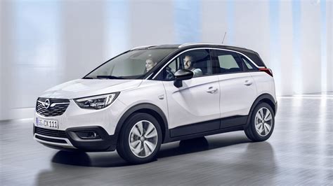Opel Crossland su strada con tetto bianco