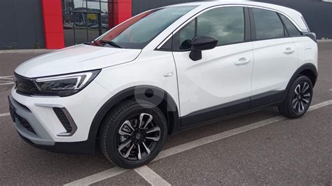 Frontale Opel Crossland X nera con tetto bianco