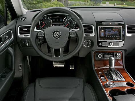 Interno di un Volkswagen Touareg 2010 con navigatore touch installato