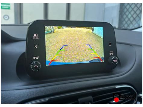 Immagine di una retrocamera attiva su un display di navigazione