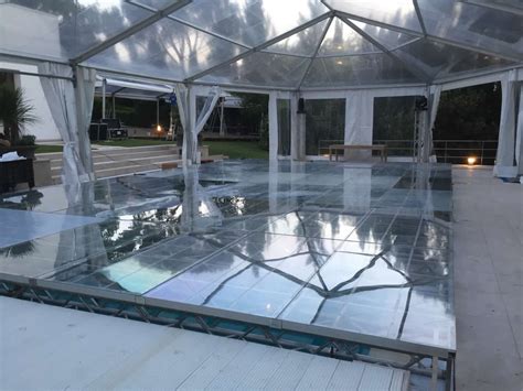 Pedana trasparente su piscina illuminata