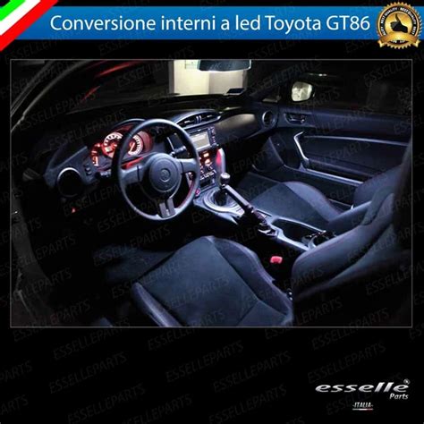 Interni di una Toyota GT86 con focus sul cruscotto