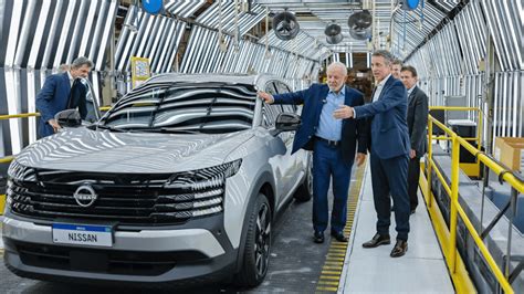 linea di produzione pick-up Nissan in uno stabilimento moderno