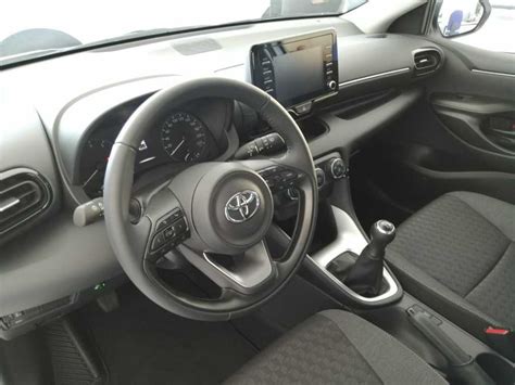 Interni di una Toyota Yaris Active con plancia moderna