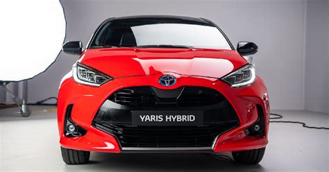 Vista frontale di una Toyota Yaris con design aggiornato