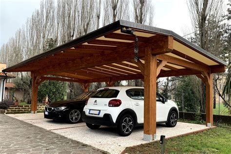 Struttura di una tettoia in legno autoportante per auto