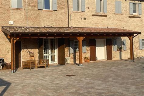 Componenti tipici di un kit per tettoia in legno