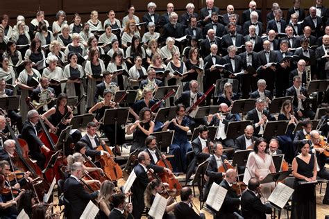 Orchestra che suona in un contesto carcerario