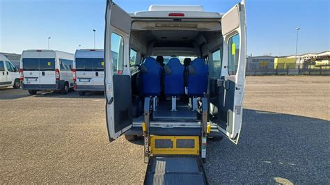 Interno di un minibus allestito per il trasporto passeggeri con sedili ergonomici