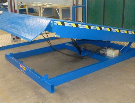 Schema di una pedana sollevatrice idraulica per l'accesso di carrozzine