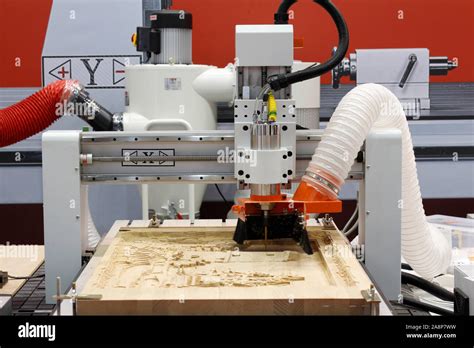 Macchina CNC in funzione per la lavorazione di materiali per allestimenti