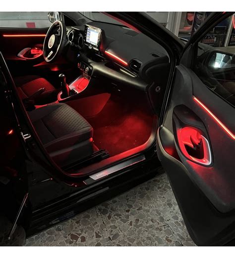 Abitacolo Toyota Yaris illuminato da luci LED