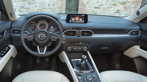 Mazda CX-5 interni con display multimediale e comandi