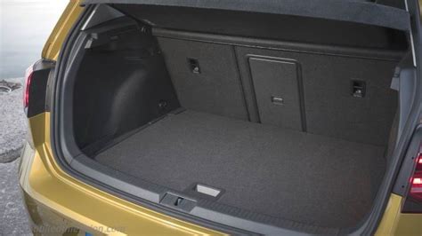 Volkswagen Golf 7 con portellone bagagliaio aperto