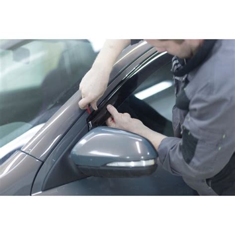 Deflettore aria auto installato