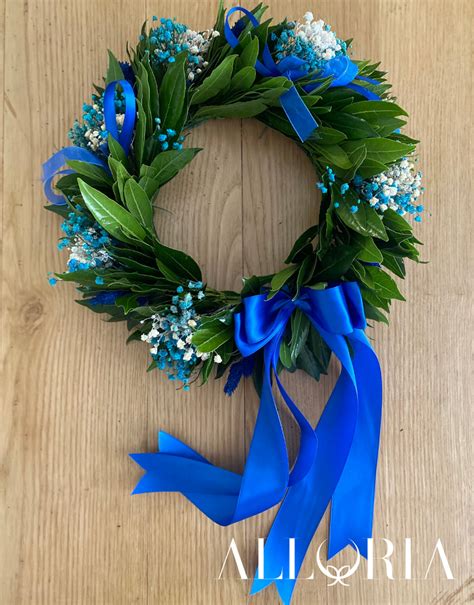 Esempi di corone d'alloro personalizzate con fiori e nastri colorati