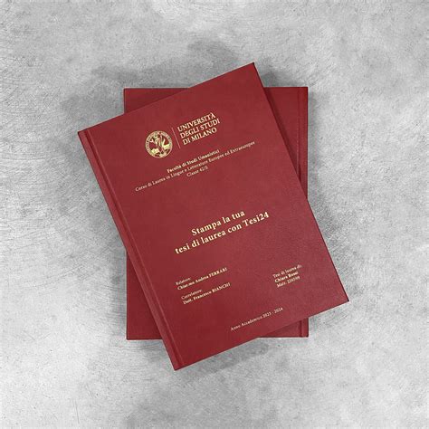 Esempio di tesi rilegata con copertina e nastro coordinati con una corona d'alloro