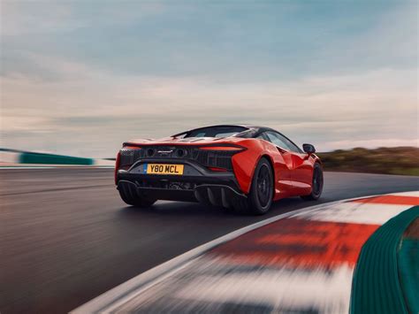 Auto sportiva con elementi aerodinamici attivi in azione