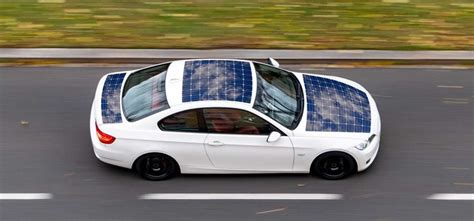 Un'auto elettrica con pannelli solari integrati sul tetto e sul cofano.