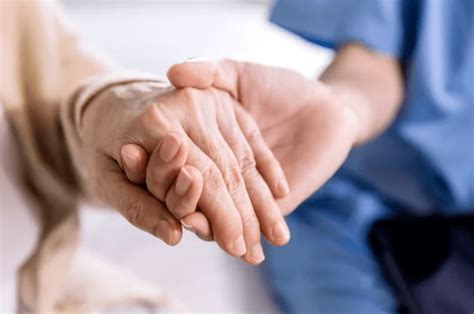 Immagine di un paziente che utilizza uno smartphone per leggere i dati da un sensore FGM sul braccio