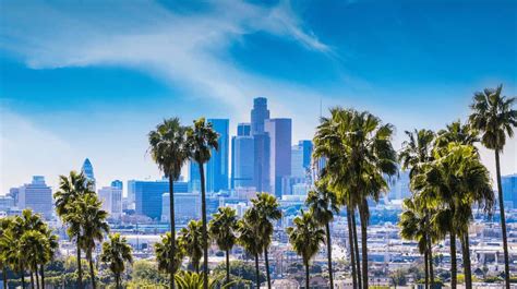 Ciclista su e-bike con skyline di Los Angeles sullo sfondo