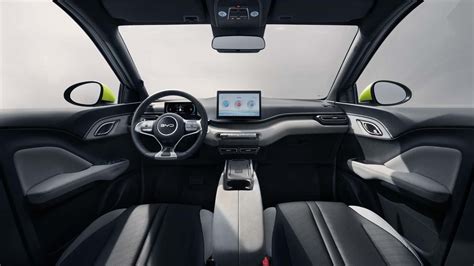 Interni della BYD Dolphin Surf con monitor ruotabile