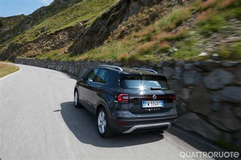 Volkswagen Golf 1.6 TDI in primo piano su strada