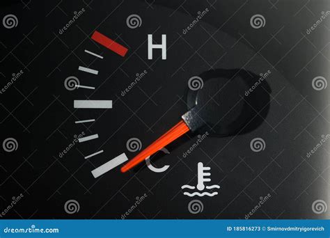 Cruscotto di un veicolo con l'indicatore della temperatura del motore nella zona rossa