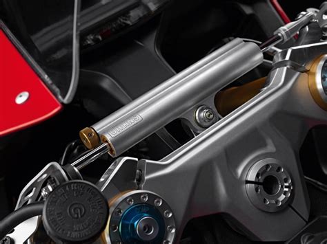Ducati 748 in curva con ammortizzatore di sterzo in evidenza